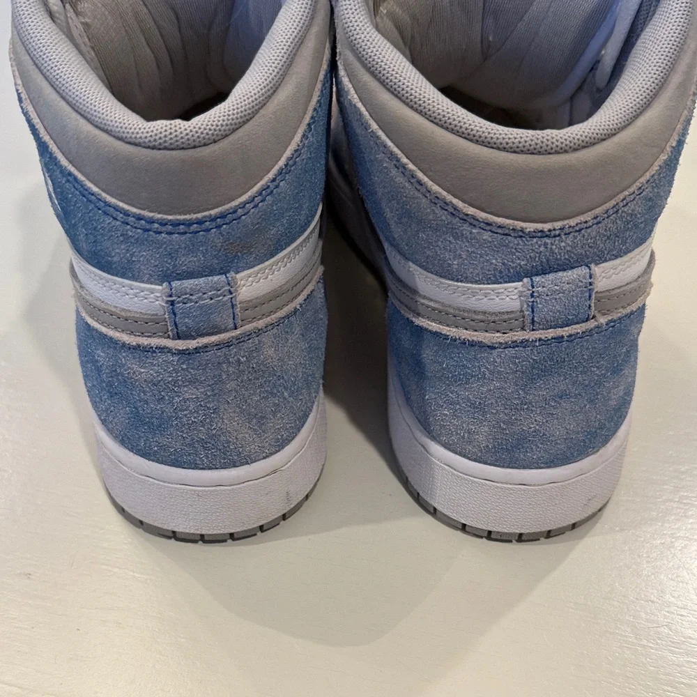 Air Jordan 1 Retro Hyper Royal